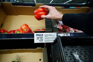 这是2月23日在英国曼彻斯特一家超市拍摄的蔬菜货架上的限购通知。按照通知，每名顾客一次只能最多购买3个彩椒。（图：新华社）