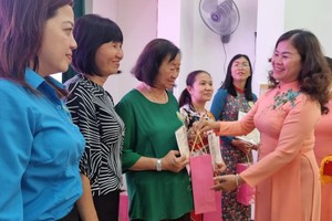 第五郡劳动联团主席黎氏碧幸向女职工颁发模范奖。