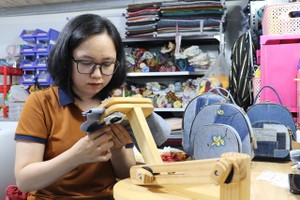 她仅用灵巧的双手给无用的牛仔衣服赐予“新生命”。