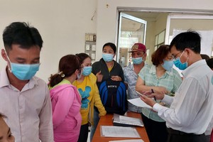 新平郡社保干部为劳工咨询社保政策。