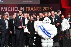 2023年法国版指南新增44家星级餐馆，这些餐馆的经营者在周一举行的仪式上集体合影。（图：AFP）