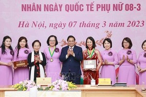 政府总理范明政向各科学家颁发柯瓦列夫斯卡娅奖项。（图：越通社）