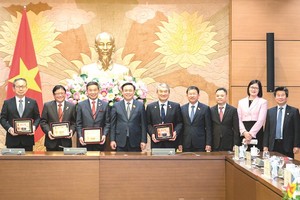 国会主席王廷惠与日本各代表合影。（图：国会）