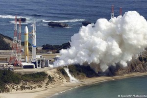 日本新一代主力运载火箭H3火箭原计划2月17从种子岛太空中心发射升空， 电视画面显示，主发动机冒出白烟，显示点火成功，但火箭未能发射。（图：AP）