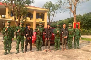 被抓获的3名涉案人员（黑衣）。（图：边防报）