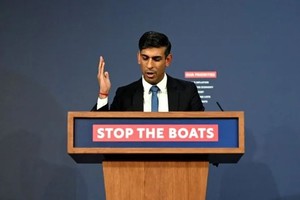 英国首相苏纳克当地时间7日在记者会上，就政府即将推出的移民法草案讲话。（图：路透社）