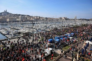 法国马赛，民众参与示威游行，这是工会呼吁的全国性罢工和抗议活动的一部分。（图：互联网）