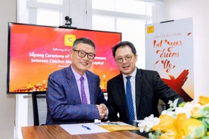 千禧龙董事长郭志锋与VINACAPITAL总经理ANDY HO签订投资协议。（图：VNE）