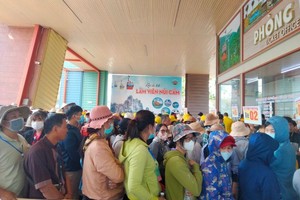 大量游客乘坐禁山缆车