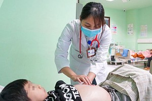 医生观察服用网售南药患童病情。