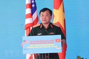 国防部副部长黄春战上将在仪式上致词。（图：功锋/越通社）