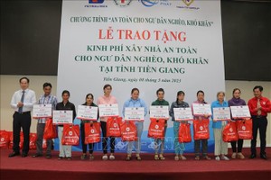 前江省为贫困渔民修建住房