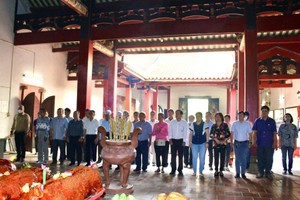 本市各福建会馆理事会代表以及贵宾参加春祭活动。