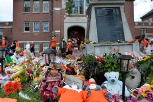 寄宿学校纪念牌前的花圈。（图：互联网）