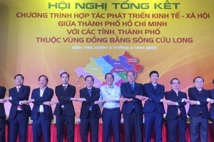 胡志明市与九龙江平原各省签署多项合作计划协议。（图：投资报）