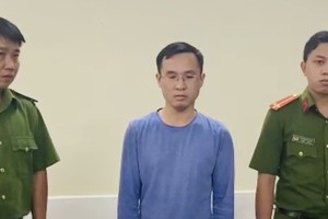 先锋汽车技术与服务股份公司副总经理梅文军（中）被捕。（图：范勇）