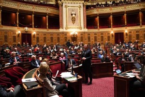 2023年3月2日，法国劳工部长奥利维尔·杜索普特 (Olivier Dussopt) 在审查养老金改革项目的会议上在参议院发表讲话。（图：AFP）