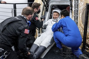 3月11日，日本宇航员若田光一在美国佛罗里达州海域的船上从龙飞船中被抬出。（图：共同社）