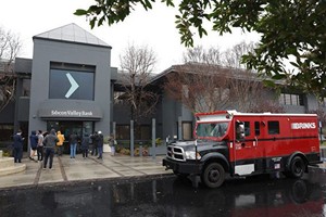 矽谷银行门口围满客户。（图：Getty Images）