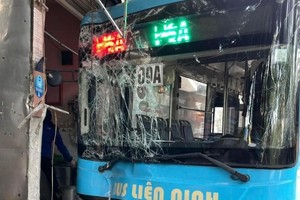 一辆巴士失控撞入烤肉榨粉店