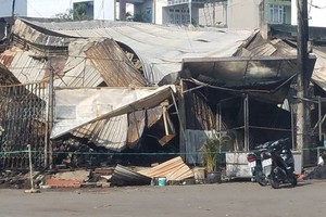 平政县7个售货摊位失火