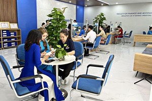 雒鸿大学金融-银行专业实习室投入使用，有助学生在企业学期前先做好准备。