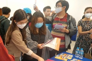 大学生加速学习提早毕业，以寻求就业机会。