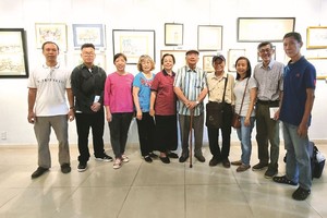 各位华人画家参观画展。