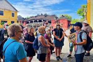 国际游客参观会安古埠。（图：P.S）