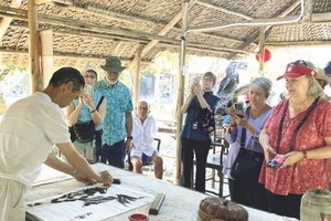 “三月奇龙”美术交流展