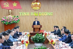 政府总理范明政（中）在会议上发表讲话。（图：越通社）