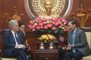 市人委会主席潘文（右）接见加尼尔特使。（图：芳邓）