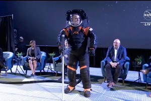 美发布新一代登月宇航服