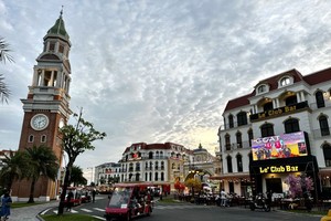 富国岛北端的不夜城，五光十色。