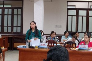 新平郡教育与培训科副科长阮氏青春在会上发言。（图：秋心）