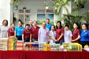 穆薩罕尼法医师(右六）与医护团队等留影。