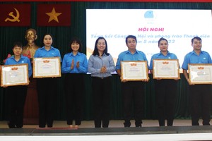 第五郡宣教处主任胡氏竹江（中）向出色单位与个人颁发奖状。