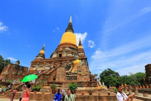 游客参观泰国大城府历史公园。（图：互联网）