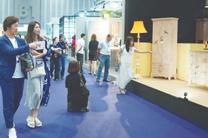 客人参观在本市举办的木器与家具出口博览会。