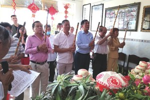 理事长翁文贵(右三)和全体宗亲一瞥。