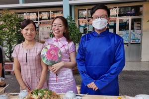 颍川双语学校师生参加民族文化比赛。