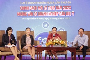 主讲者阮氏菊（右二）在座谈会上提供有关税收政策的信息并解答提问。（图：市党部新闻网）