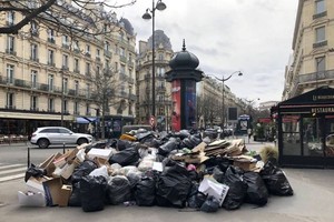 图为巴黎市中心无人清理的垃圾。（图：Getty Images）