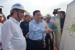 陈红河副总理视察隆城国际机场工程项目并就动植物检疫站建设事宜作出指导意见。（图：黎林）