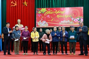 北江省领导在2023年春节期间向当地家境清贫工人和劳动者赠送春节礼物。（图：北江报）