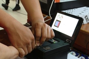 民众在旧邑郡公安派出所办理公民身份证签发手续。