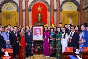 国家副主席武氏映春向越南中小企业协会赠送胡志明主席画像。（图：越通社）