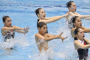 图为参加日本锦标赛的佐藤阳太郎（前中央）。2017年4月摄于东京辰巳国际游泳馆。（图：共同社）