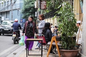 霸占人行道以经营对都市安全秩序造成不良影响。（图：越通社）