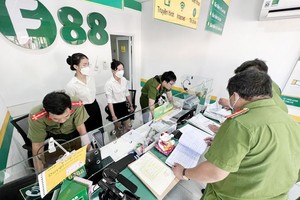 只能力量对F88安江省分公司总办事处进行搜查犯罪证据。（图：警方提供）